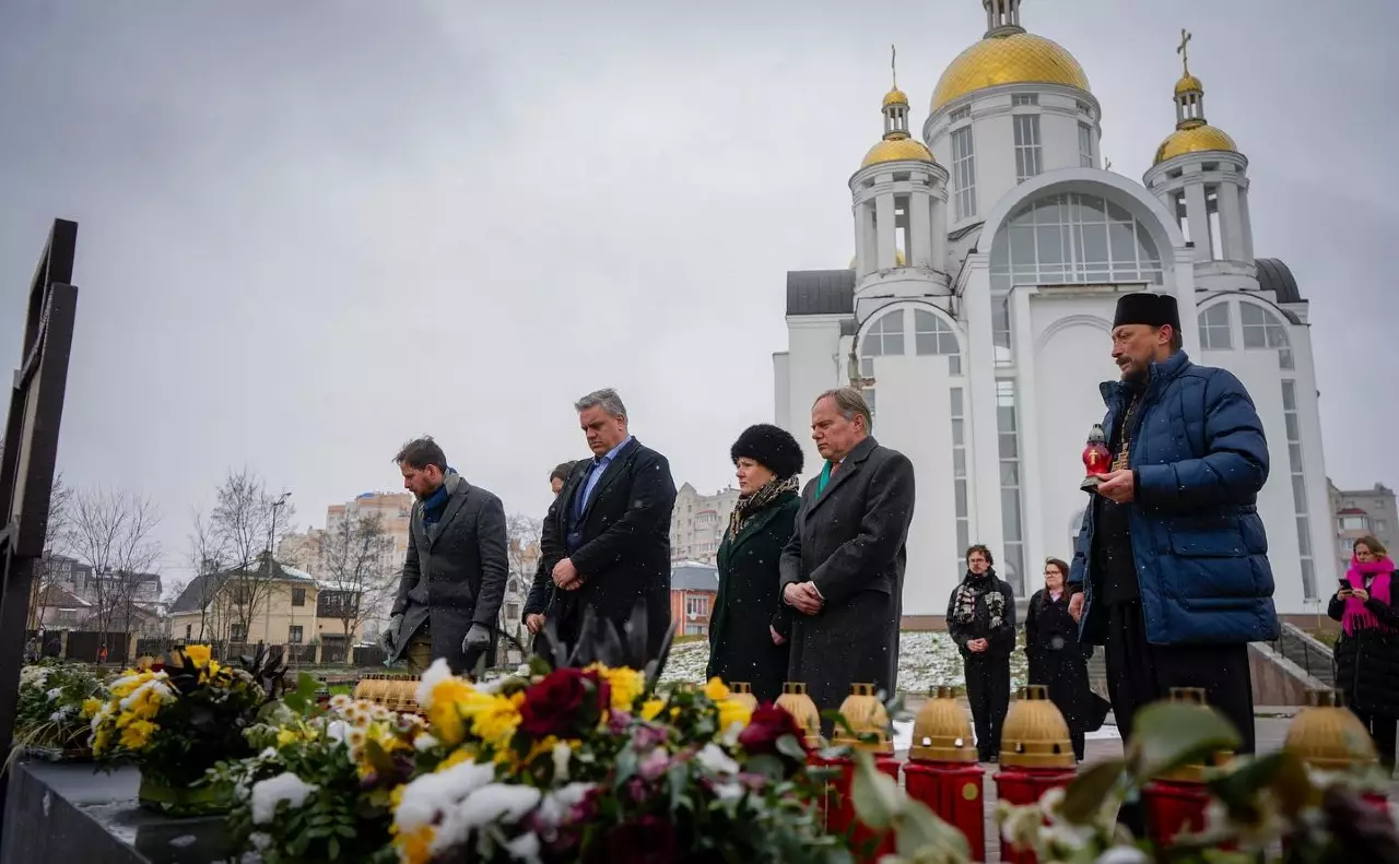Британські парламентарі відвідали Бучу: вшанували пам’ять та підтримали Україну