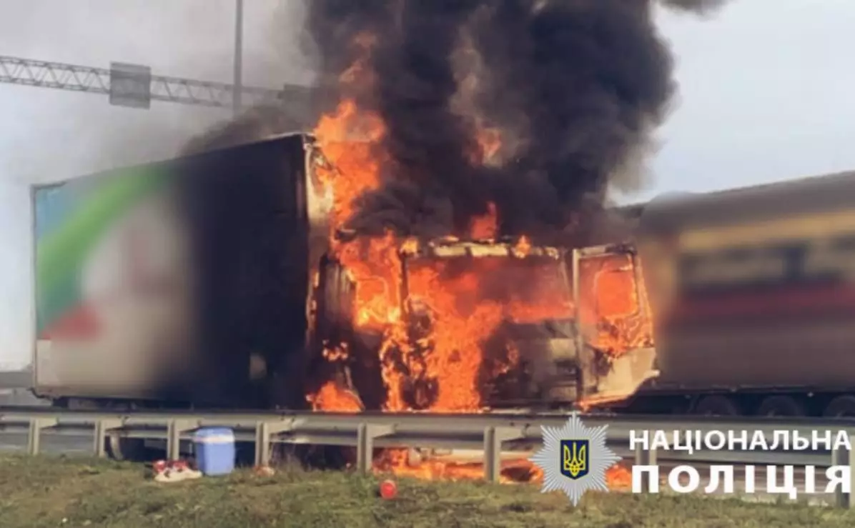На Житомирській трасі спалахнула фура: що відомо про пожежу під Києвом