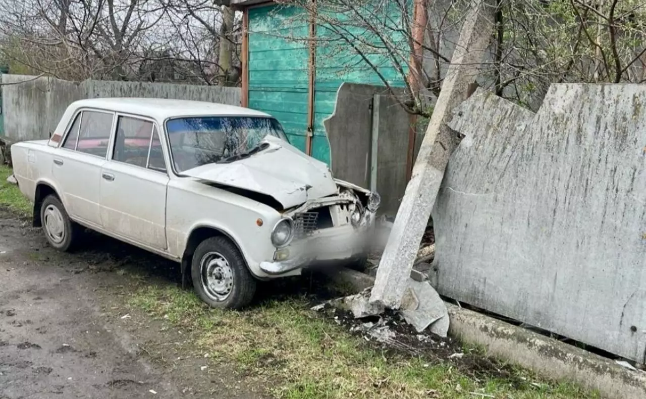 На Київщині юнак викрав “Жигулі” і розбив його об електроопору
