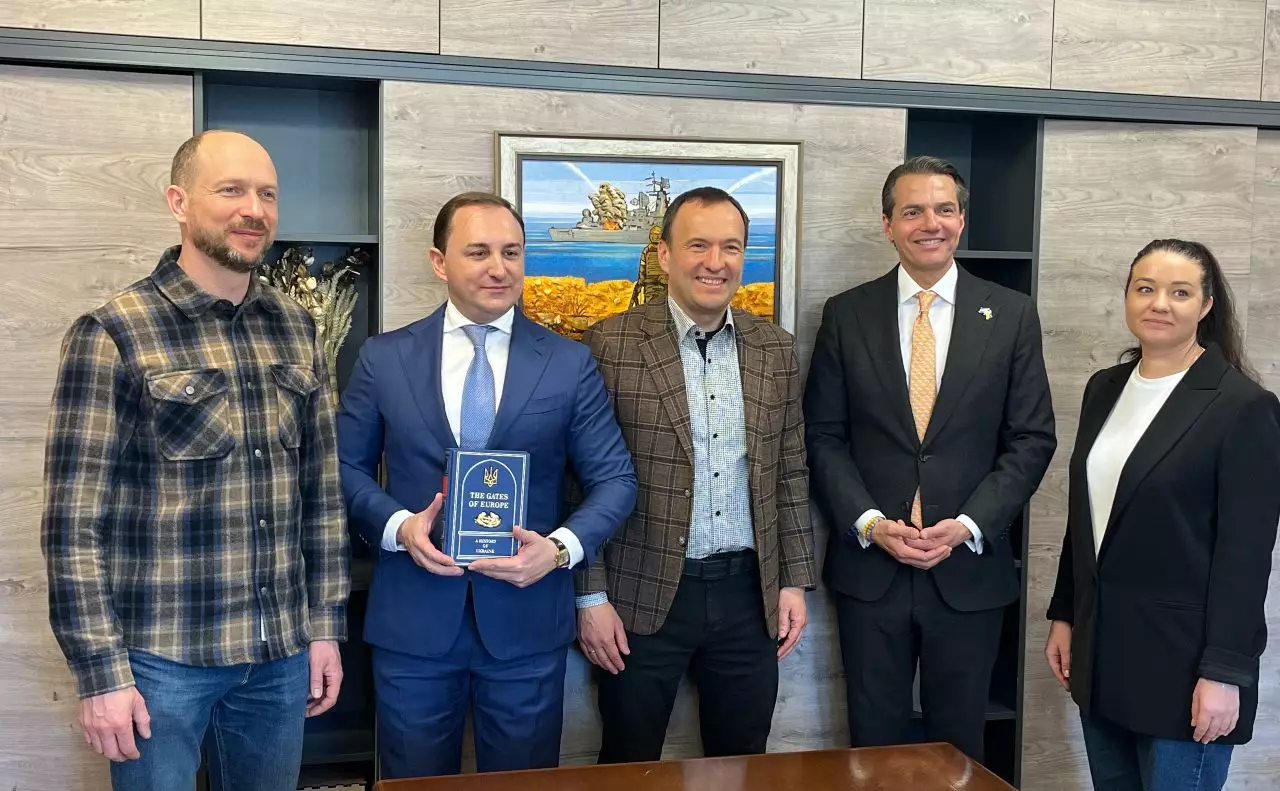 Почесний консул України в Амстердамі подарував Києву тюльпани