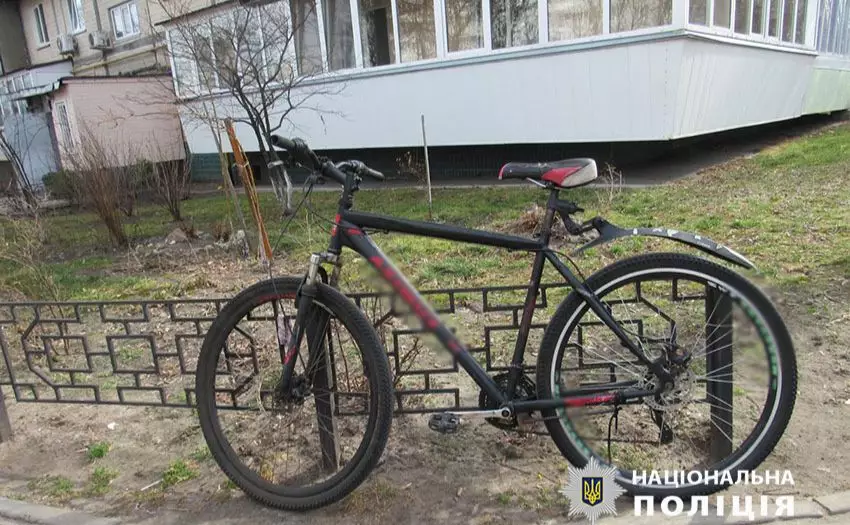 У Києві рецидивіст вкрав велосипед кур’єра серед білого дня