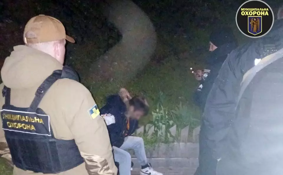 Нічний дебош на Виноградарі: киянин розбив вітрину супермаркету та стрибав між смітниками