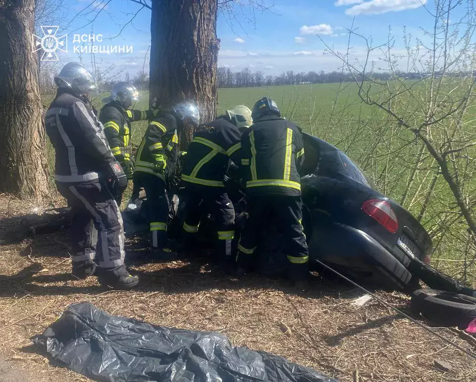 Смертельна ДТП на Київщині: водій загинув після зіткнення з деревом