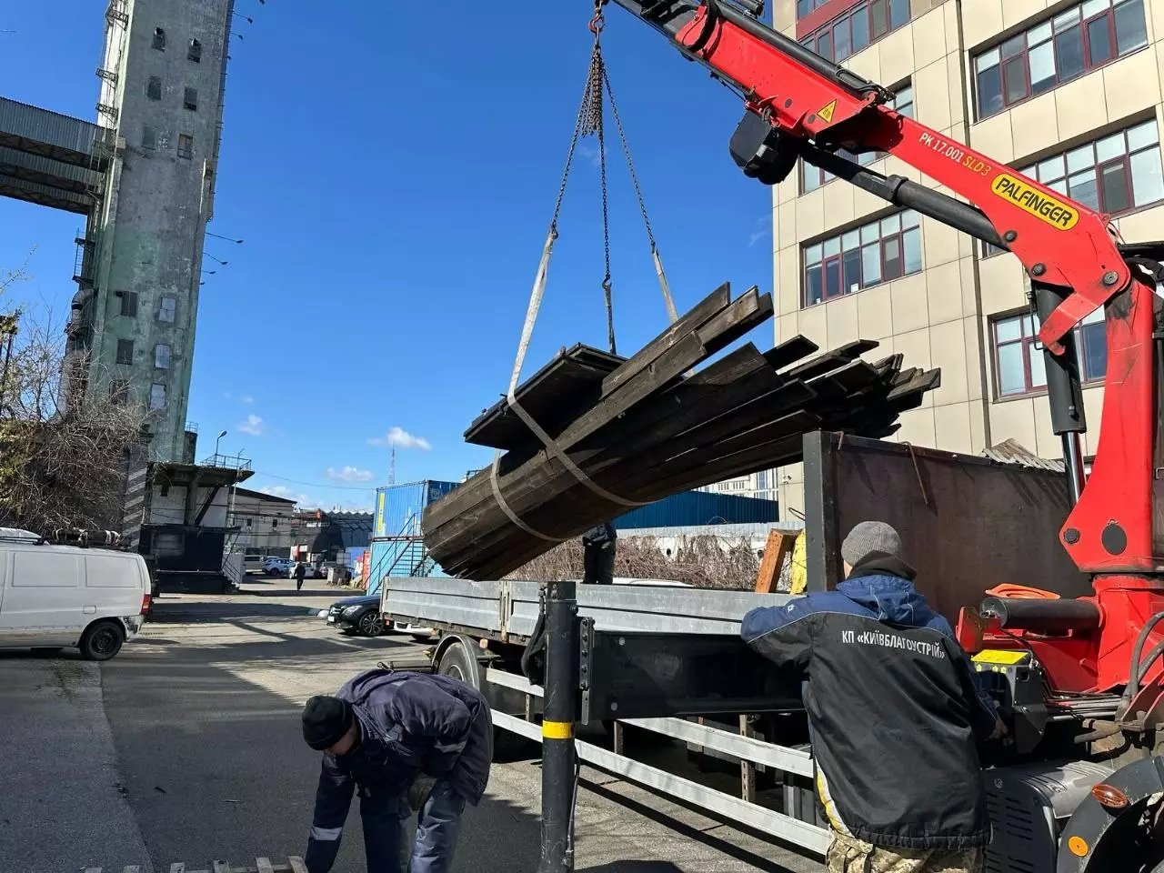 У Києві демонтували незаконні огорожі: де і чому їх прибрали