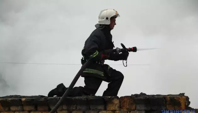Наслідки нічної атака дронів у Фастівському районі: пожежа в ангарі