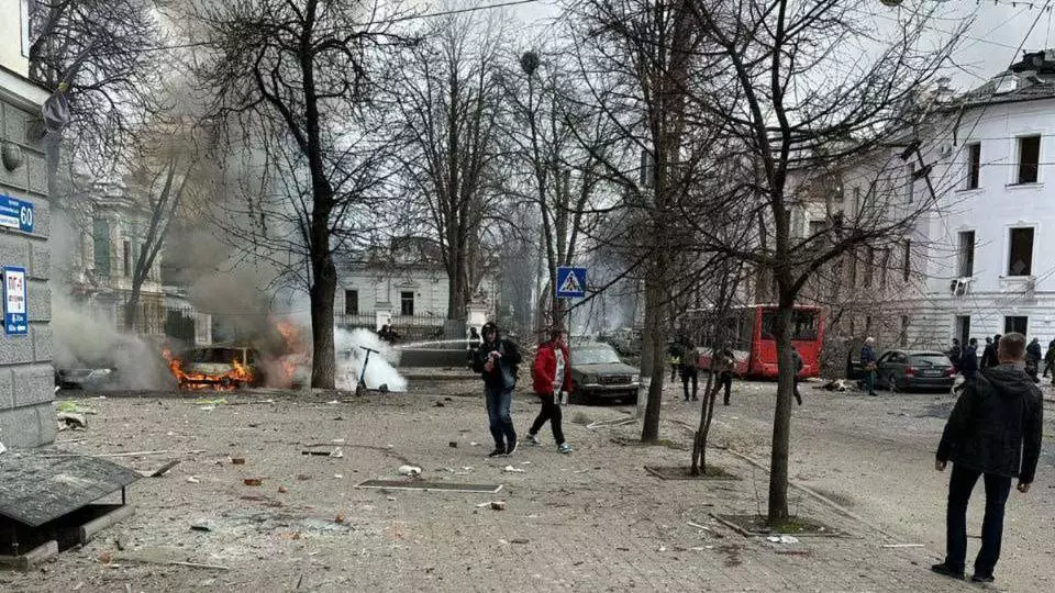 Ракетний удар по центру Сум: балістика влучила в тролейбус