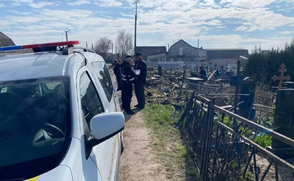 ДТП у Княжичах: автомобіль влетів на кладовище, пошкоджено понад десять могил