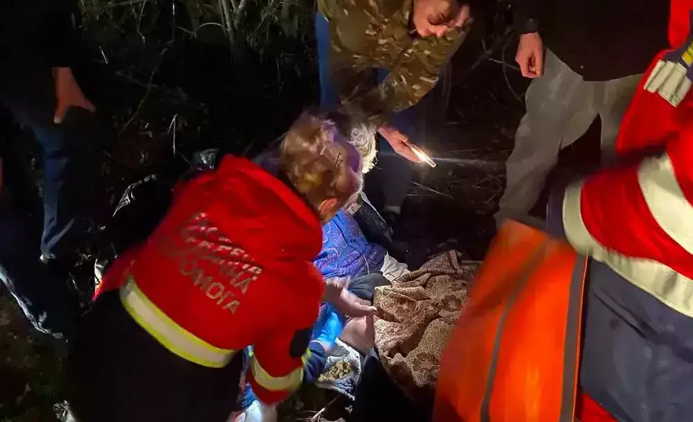Рятувальники Київщини врятували жінку з палаючого будинку: подробиці інциденту