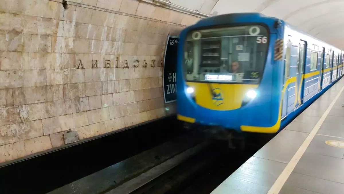 Ранковий хаос у Києві в метро через повітряну тривогу
