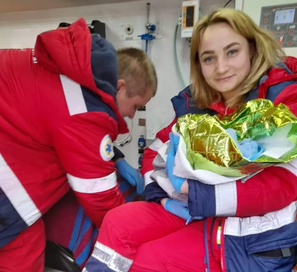 Чудо на Київщині: як медики врятували жінку, яка народила вдома