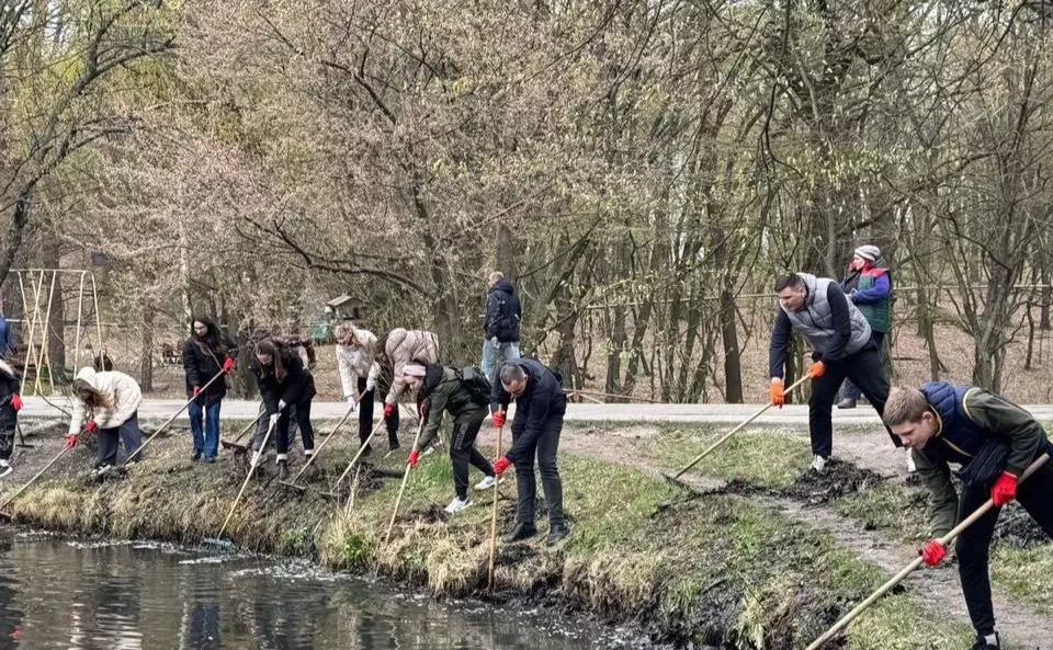 Масштабна толока у Голосіївському парку: як молодь Києва взяла участь у важливій екологічній ініціативі