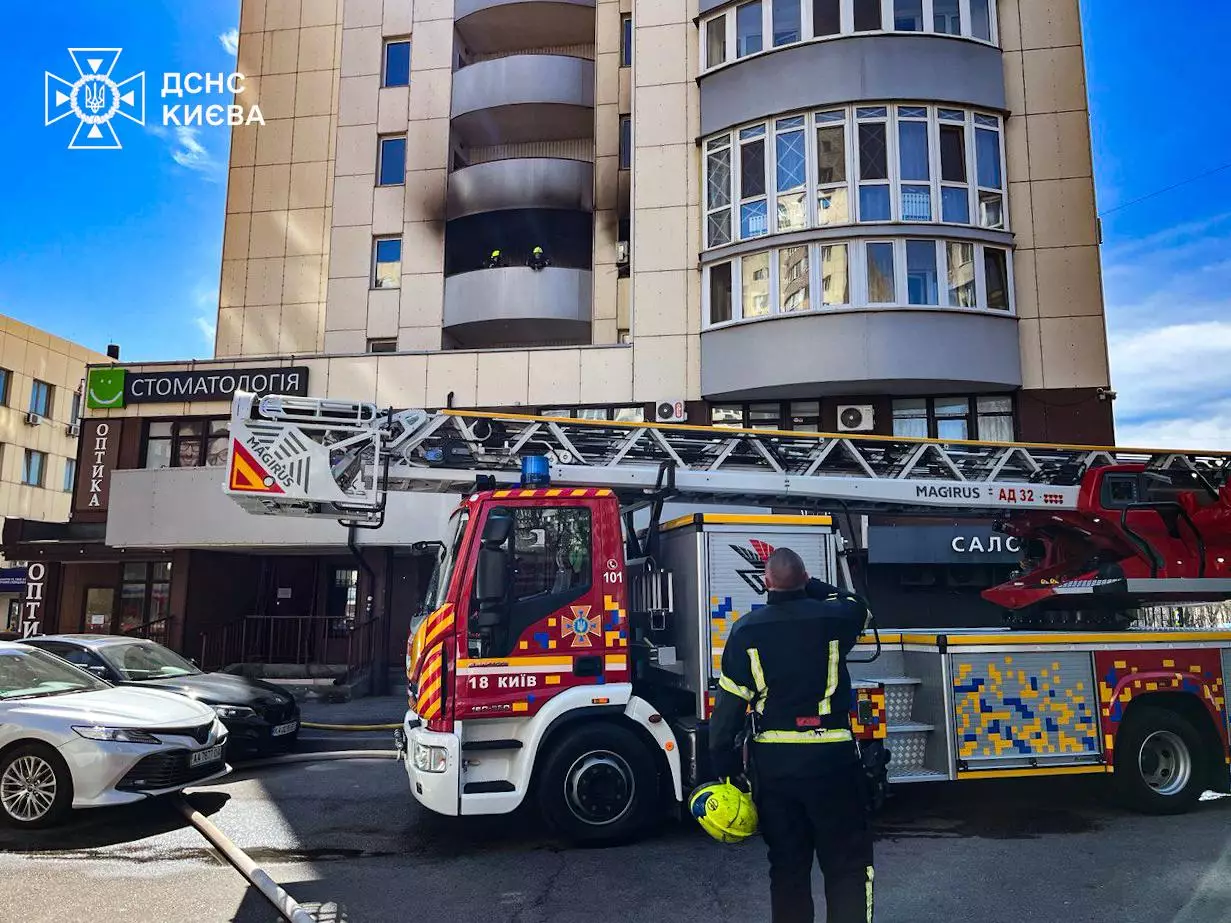 У Києві з палаючого будинку врятували дитину: що сталося?