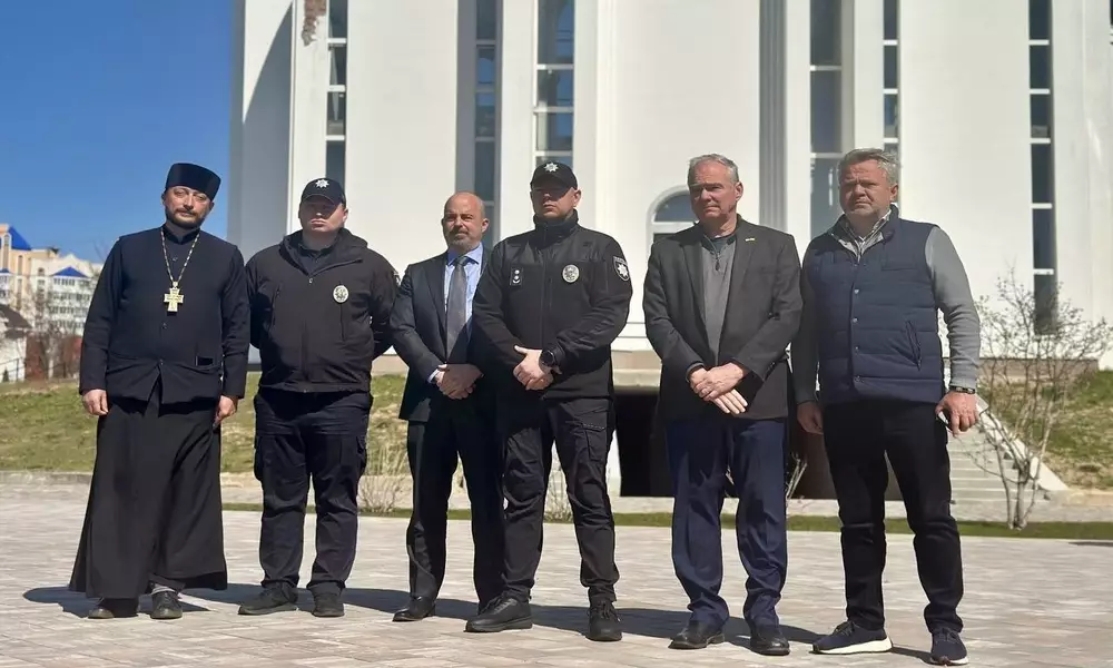 Сенатор Тімоті Кейн та представники Посольства США вшанували пам’ять загиблих у Бучі