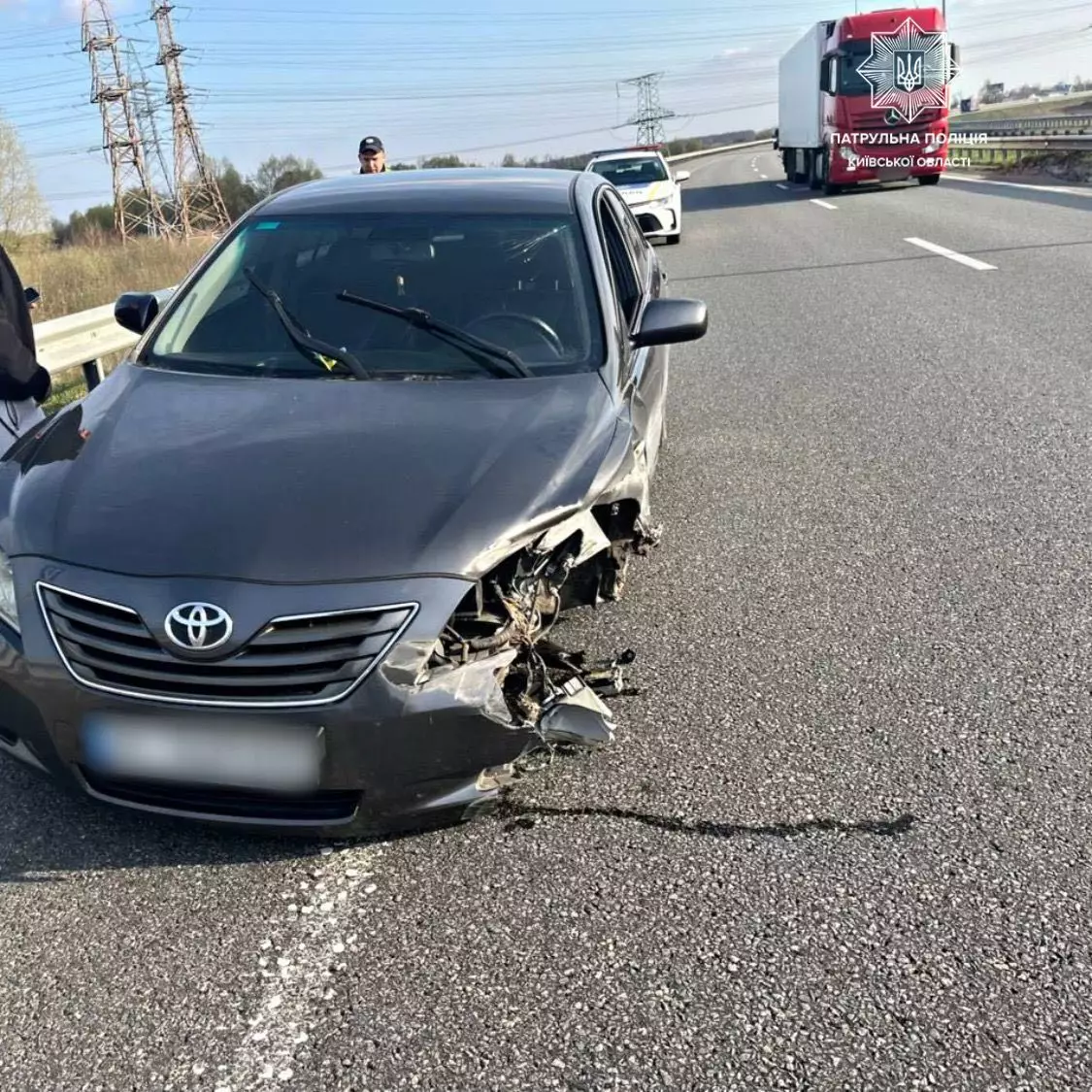 П’яний водій на Київщині врізався у відбійник і «втратив» колесо