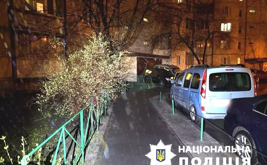 У Києві рецидивіст поранив військового ножем просто біля під’їзду