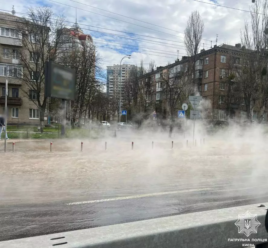 У Києві знову прорвало трубу: перехід метро заливає окропом