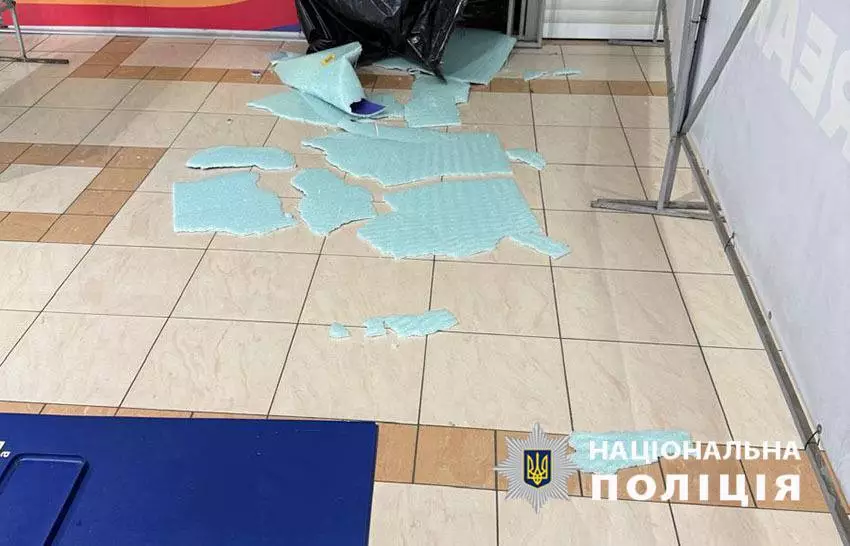 Київ: у ТЦ скло впало просто на дітей! Дівчинка — в лікарні