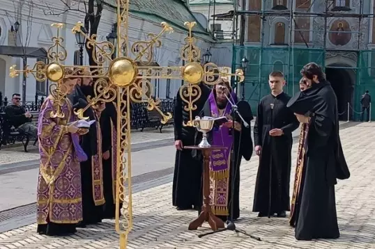 У Києво-Печерській Лаврі повернули 200-річний хрест на Троїцьку церкву
