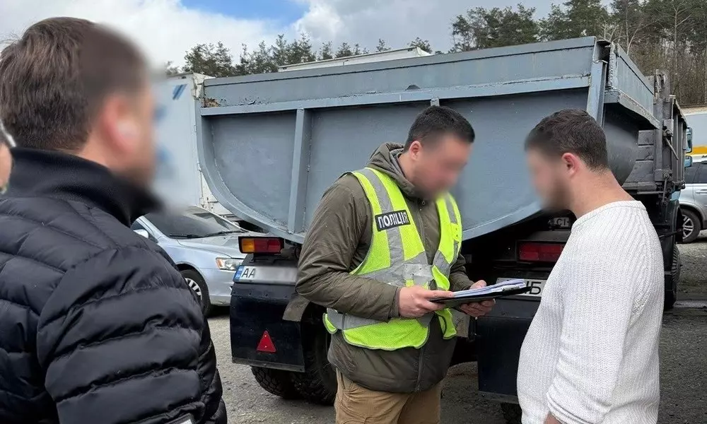 Інструктор автошколи в Києві продавав водійські права за хабар