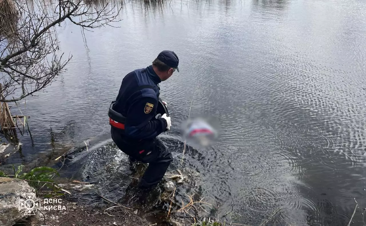 Тіло жінки виявили в озері Києва: поліція розслідує обставини