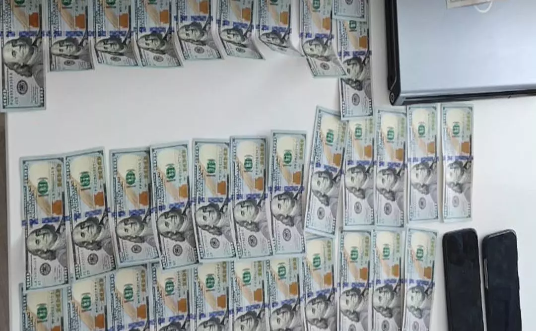 У Києві затримано фальшивомонетників, які купували гаджети за підроблені долари