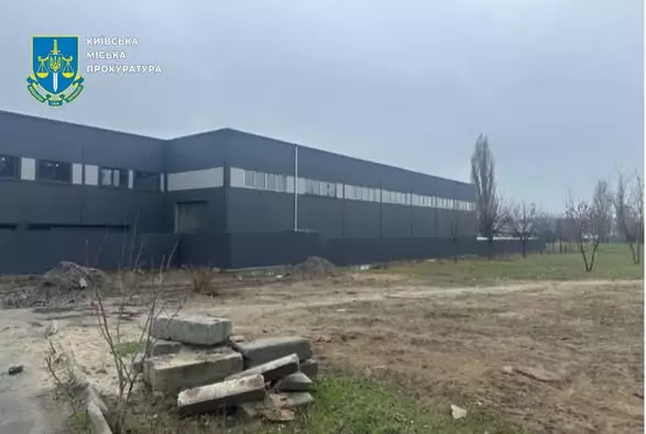 Прокуратура вимагає знесення незаконного будівництва на 0,4 га в Святошинському районі Києва
