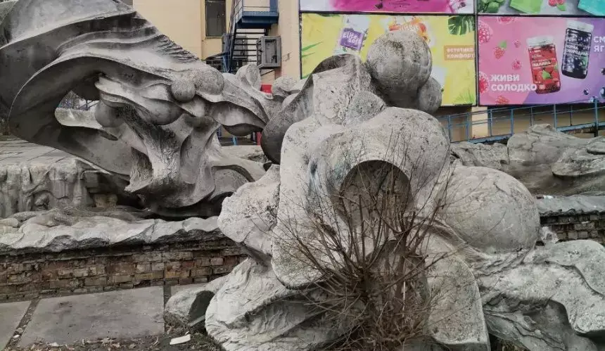 Активісти в Києві очистили композицію “Водограй” на Троєщині: пам’ятка повертає свою красу