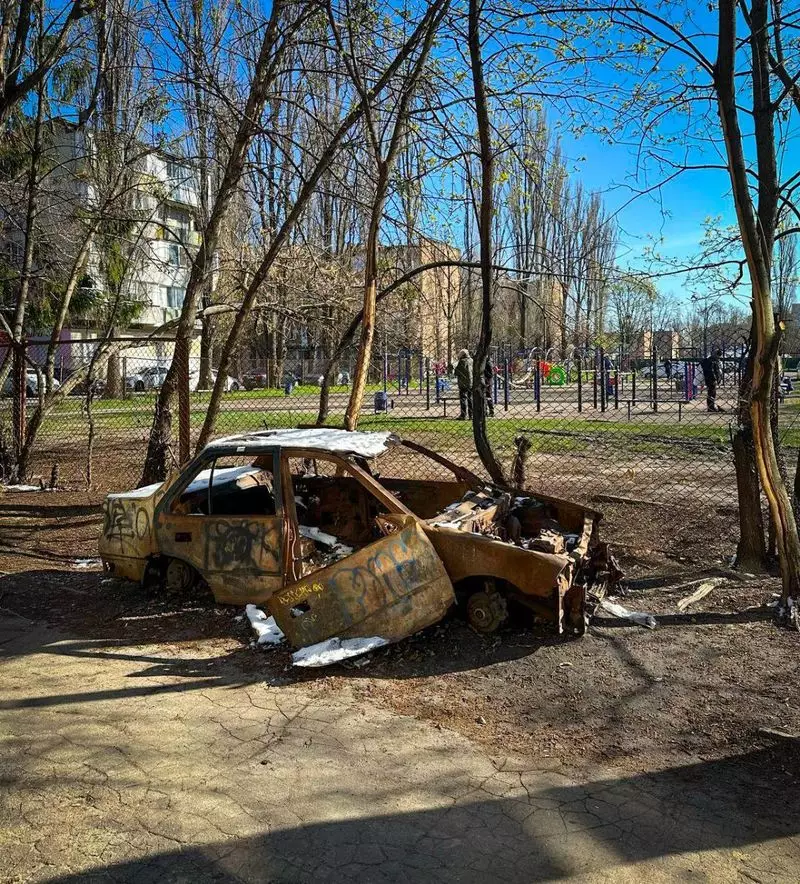 Київ очищають від знищених та покинутих автомобілів: понад 100 автівок вже евакуйовано