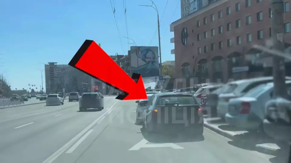 У Києві оштрафували водія BMW за зупинку на смузі для громадського транспорту