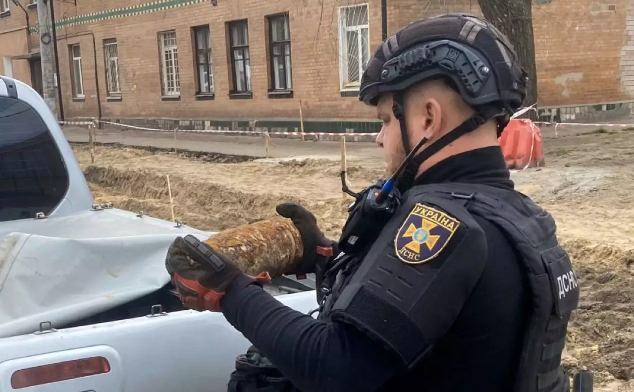 У Києві знайшли артснаряд під час ремонту дороги