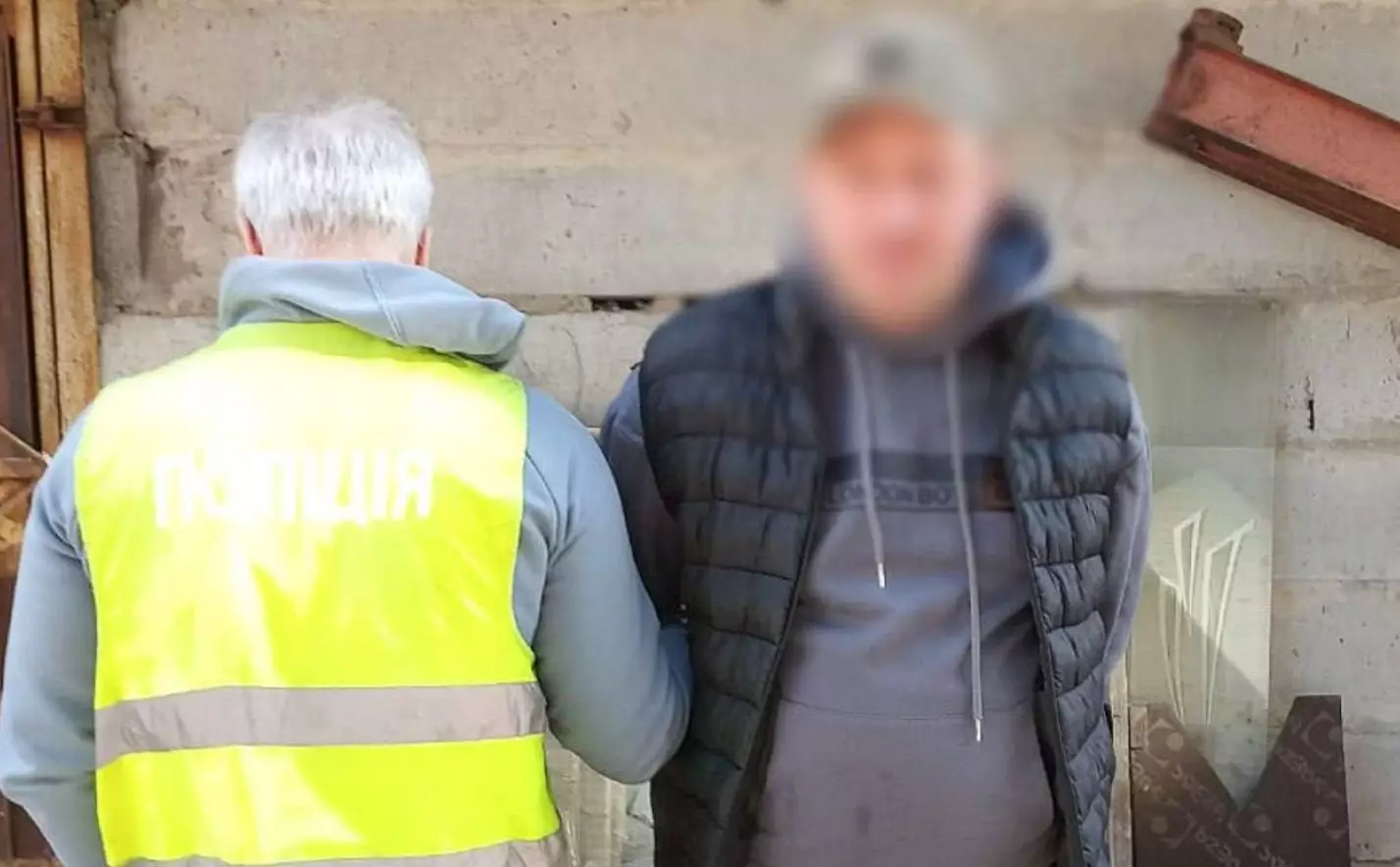 Побив і вкрав телефон: напад серед білого дня у Києві