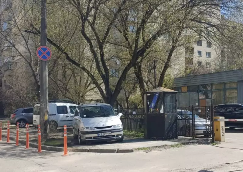 Штрафи на Печерську: водіїв оштрафували за паркування на газонах