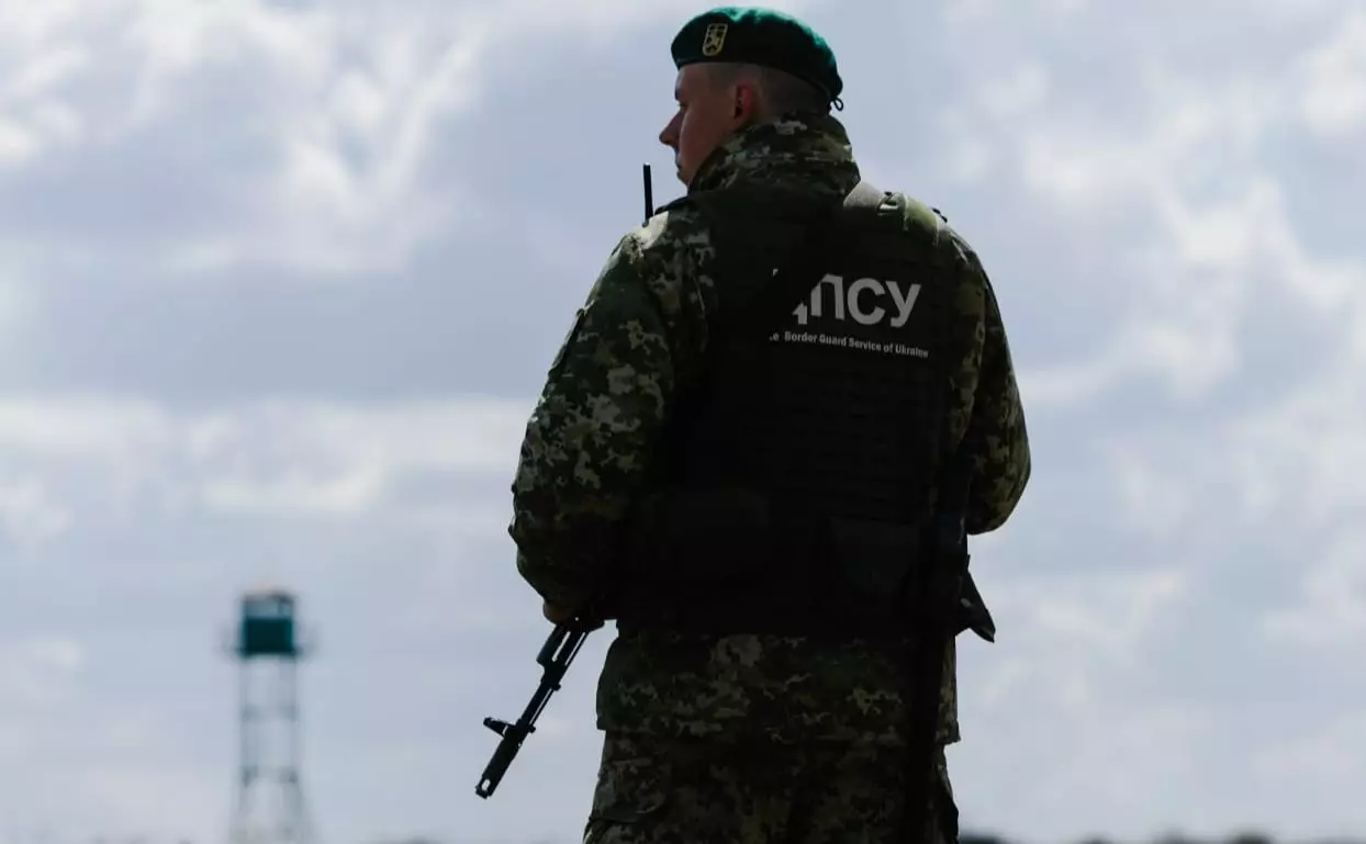Чоловік з Київщини заліз на сосну, щоб сховатись від прикордонників