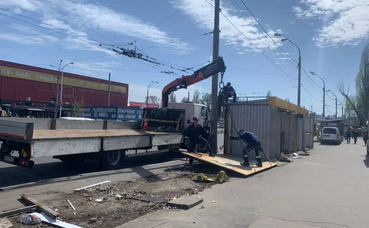 Петрівка: демонтаж застарілих тимчасових споруд для покращення благоустрою Києва