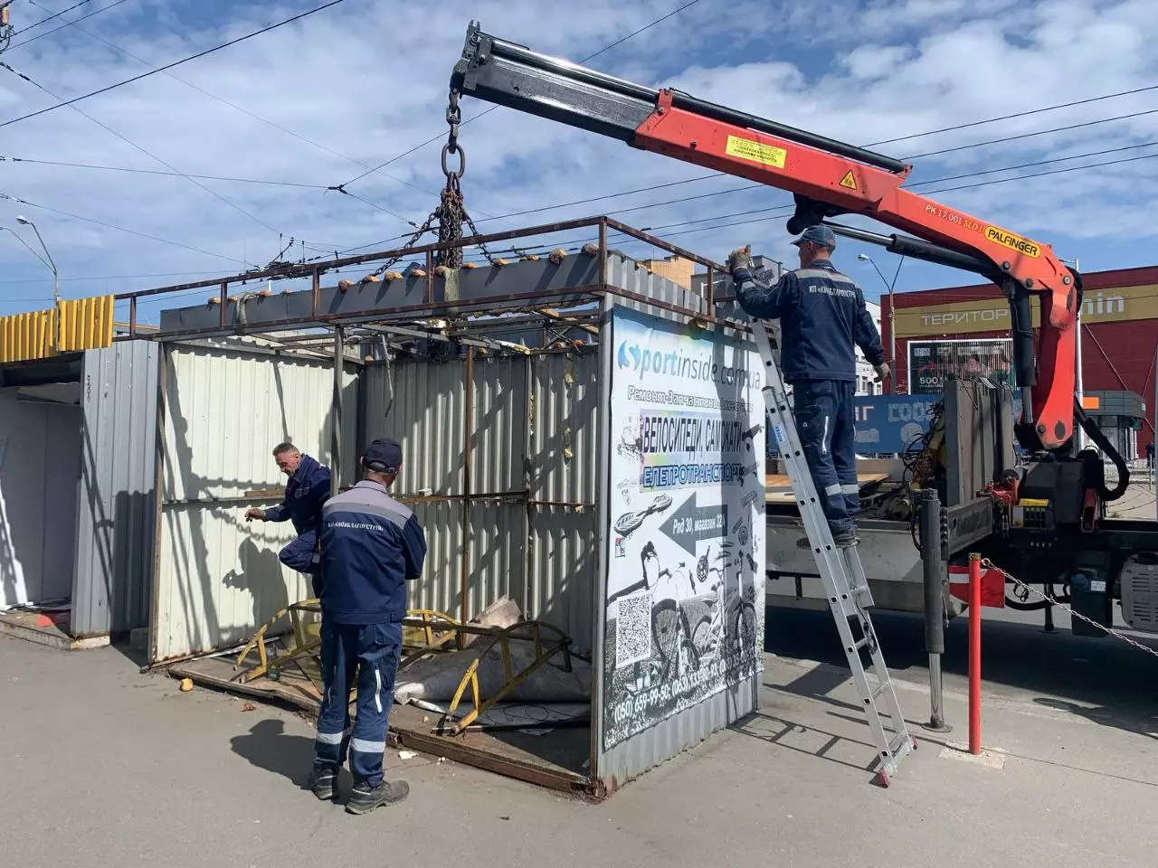 На книжковому ринку "Почайна" в Києві прибрали понад 220 м² МАФів