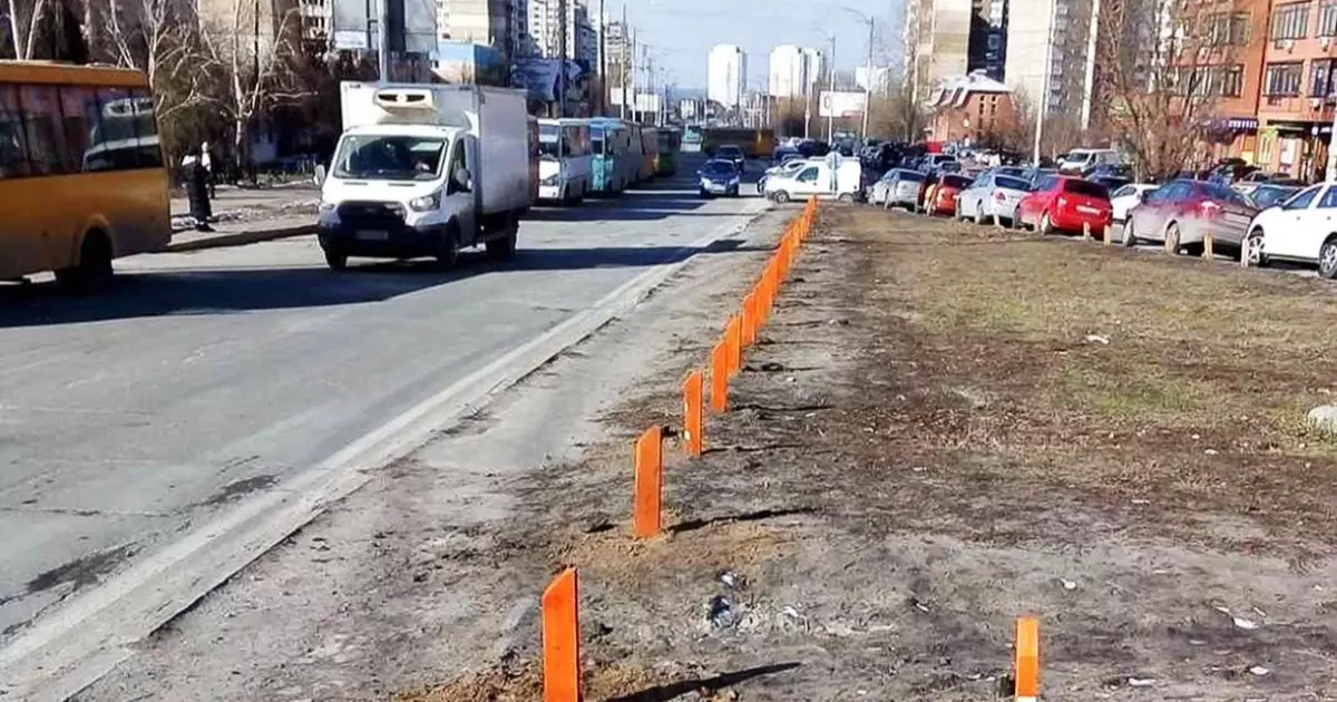 Як Київ бореться з паркуванням на газонах: нові стовпчики