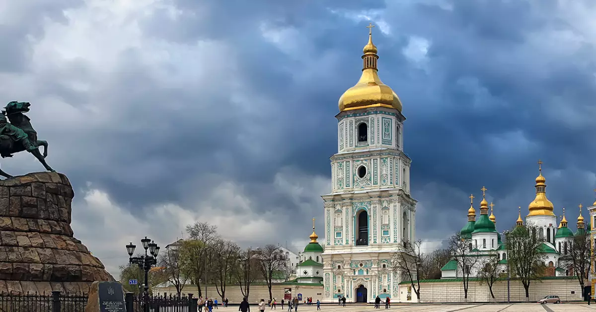 У Києві “знайшли” ворожі листівки — але все виявилося фейком