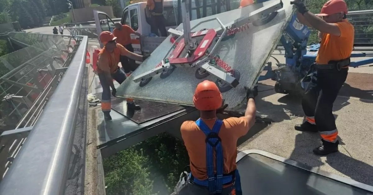 У Києві відновили скляну частину пішохідного мосту: деталі ремонту