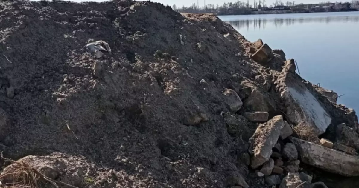 У Києві на березі Дніпра виявлено незаконне сміттєзвалище будівельних відходів