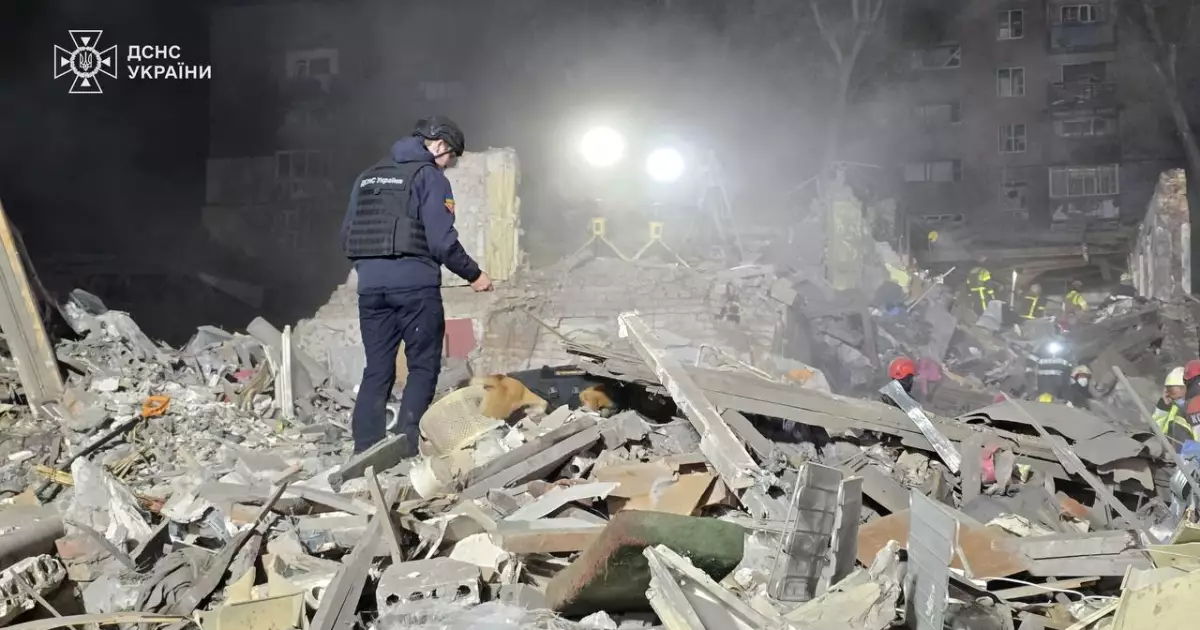 Ракетний удар по Києву: 9 загиблих, понад 60 поранених — рятувальні роботи тривають