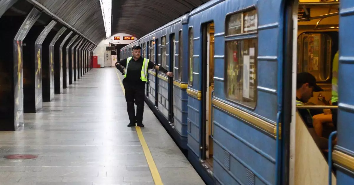 Нічний обстріл Києва: понад 16 000 людей сховалися в метро