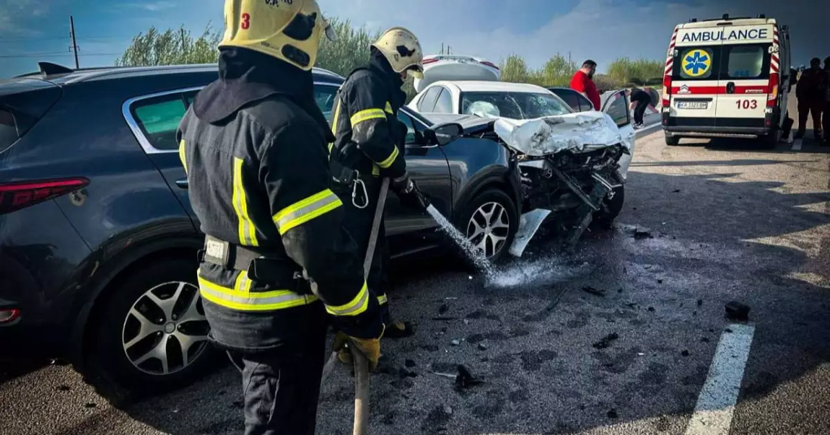 ДТП на трасі Київ–Одеса: двоє постраждалих, авто розтрощені