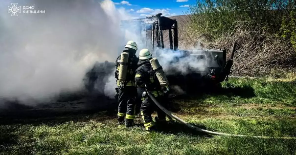 Полум’я в полі: на Київщині загорівся трактор під час роботи