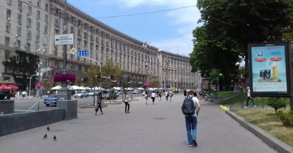 На Хрещатику розпочинають облаштовувати безбар'єрний перехід: на тиждень обмежать рух