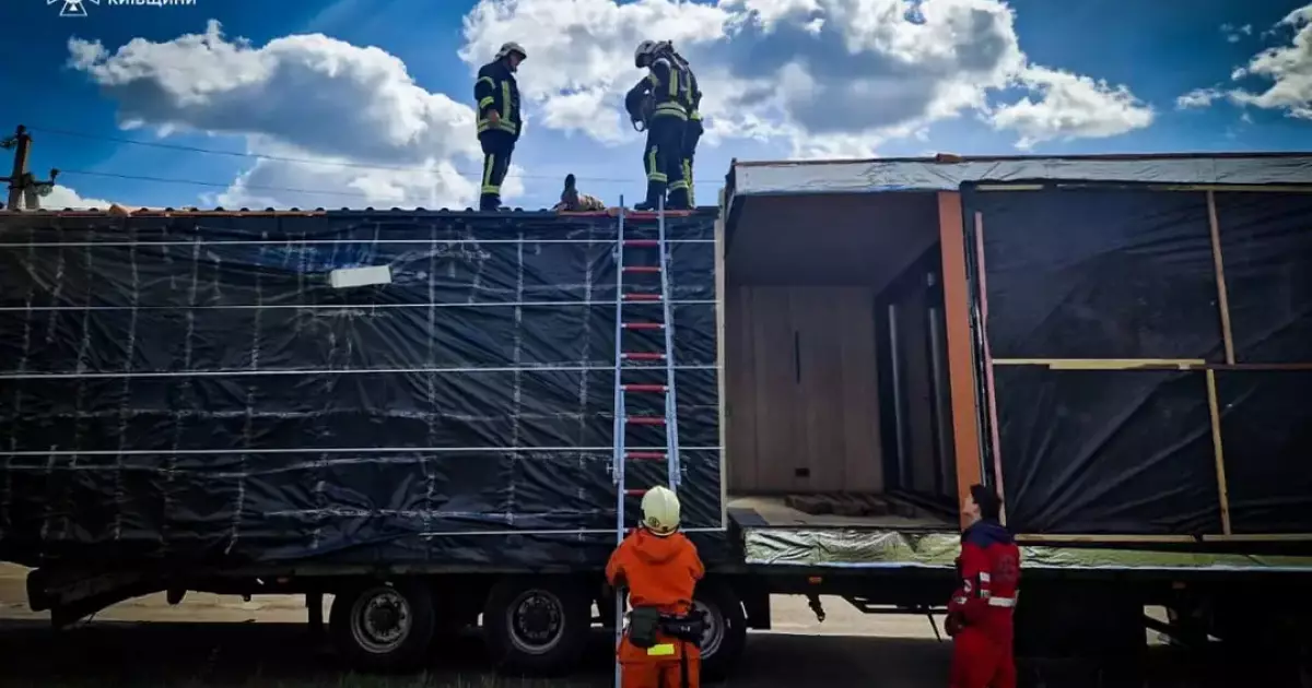 Трагедія на Київщині: чоловік загинув від струму під час перевезення габаритного вантажу