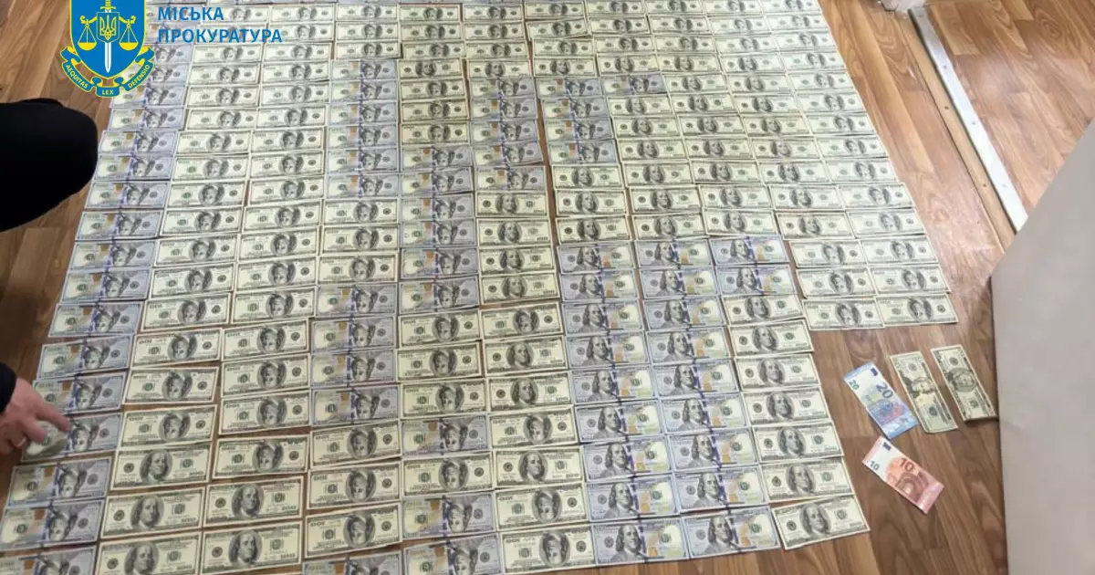 У Києві посадовиця вимагала хабар у пораненого військового за підтвердження інвалідності