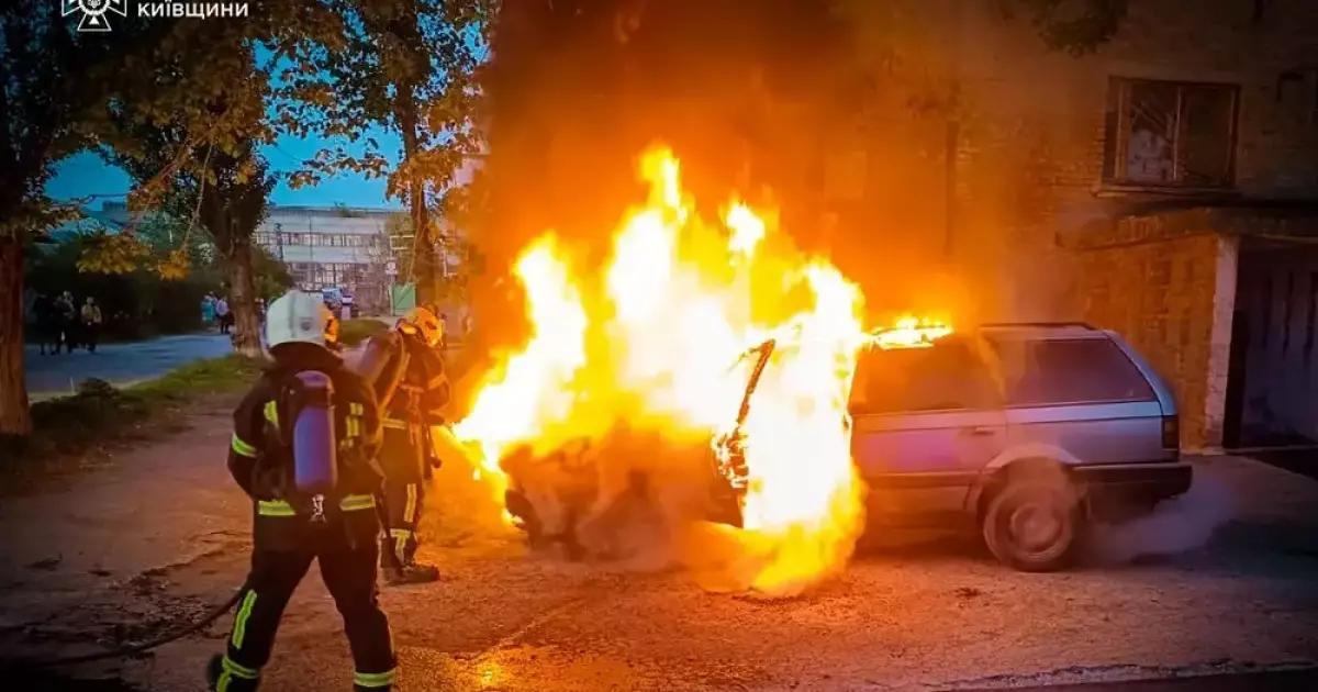 У Білій Церкві згорів легковик: авто палало просто на вулиці