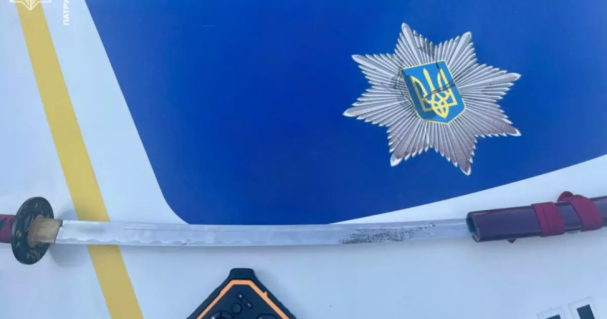 У Києві зупинили чоловіка з мечем — йшов «дивувати» друзів