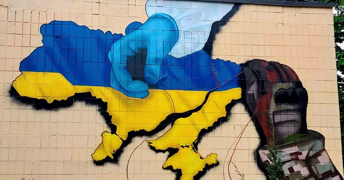 У столичній лікарні з’явився мурал, який "зшиває" Україну: подарунок до Дня прикордонників
