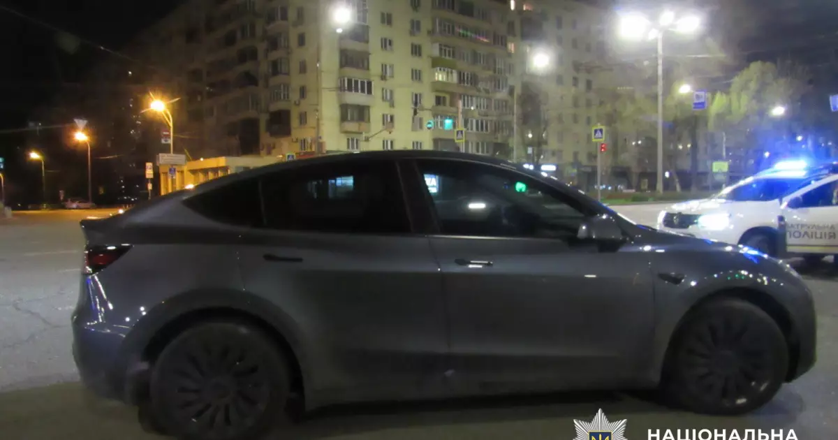 У Києві п’яний водій Tesla намагався відкупитись від поліції: подробиці
